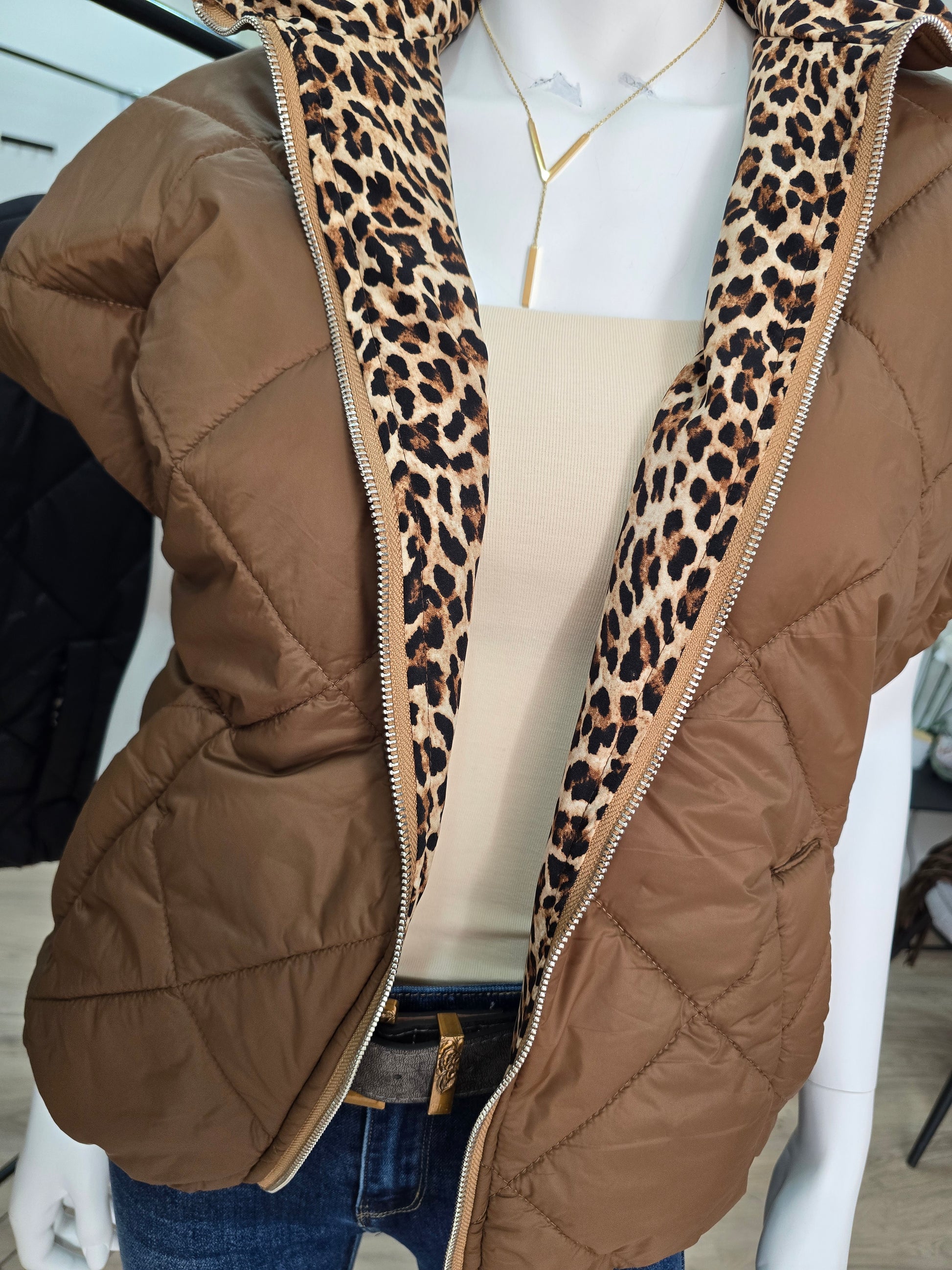 Wendbare Steppweste mit Leopardenmuster