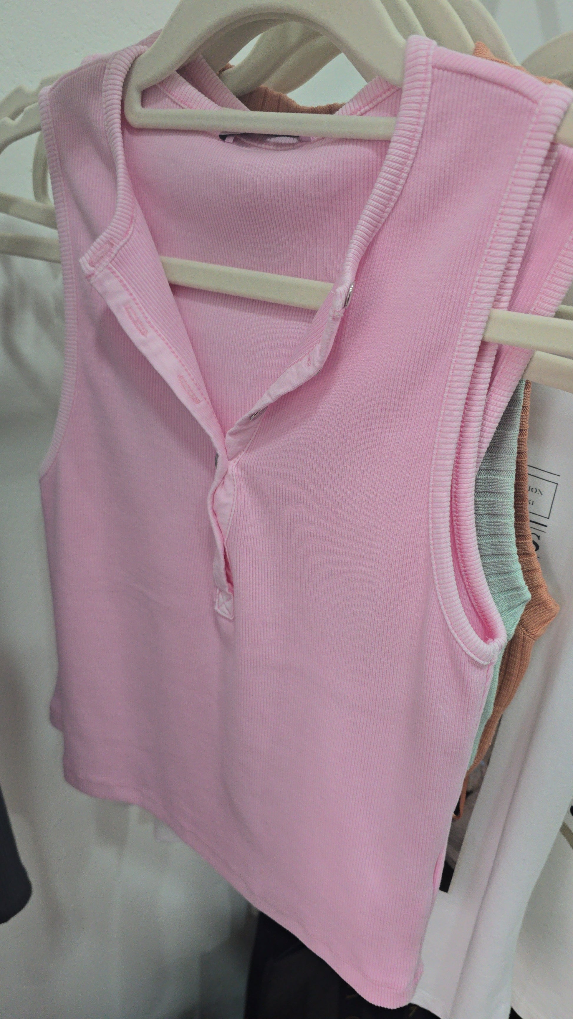 Ärmelloses Rippstrick-Top mit Knopfleiste – Rosa