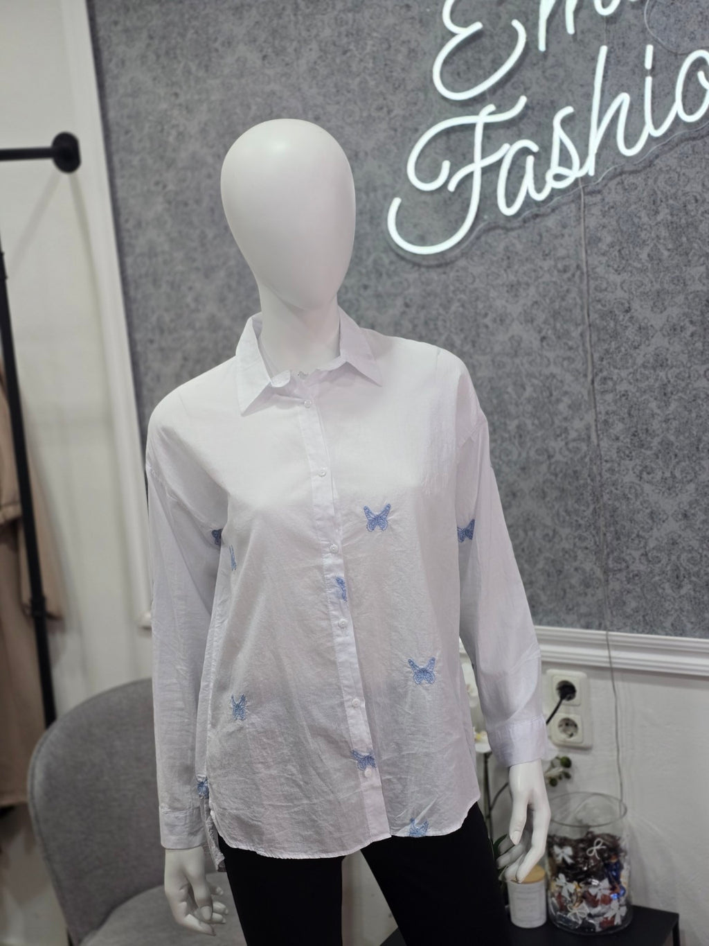 Weiße Damenbluse mit Stickerei – Schmetterlinge