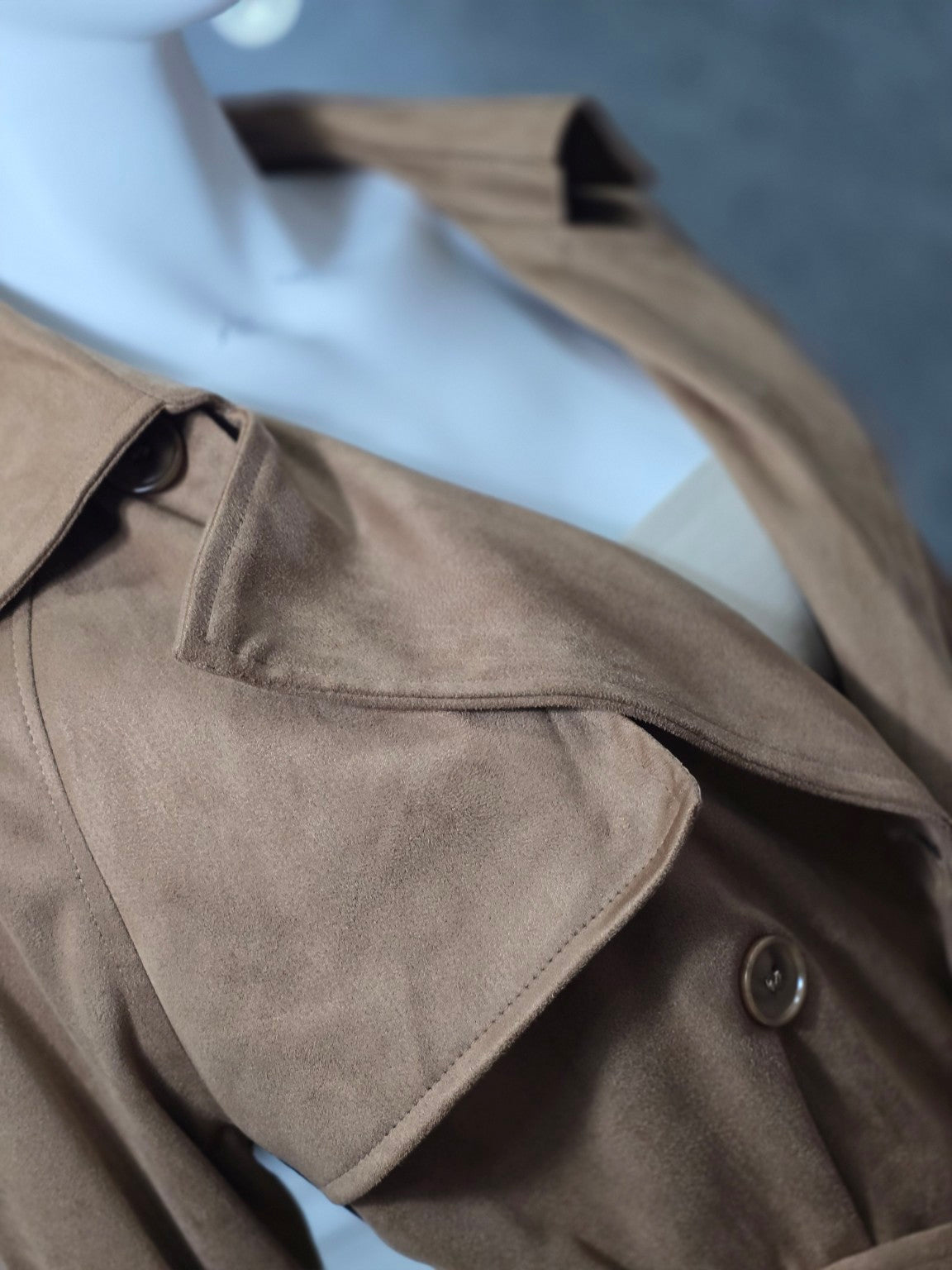 Eleganter Damen Trenchcoat – Wildlederoptik Camel