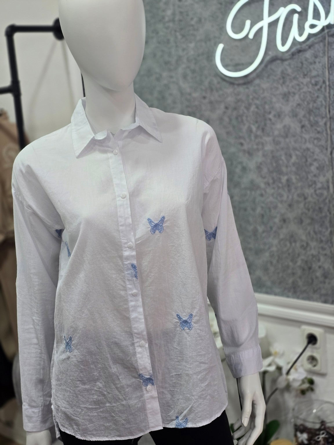 Weiße Damenbluse mit Stickerei – Schmetterlinge