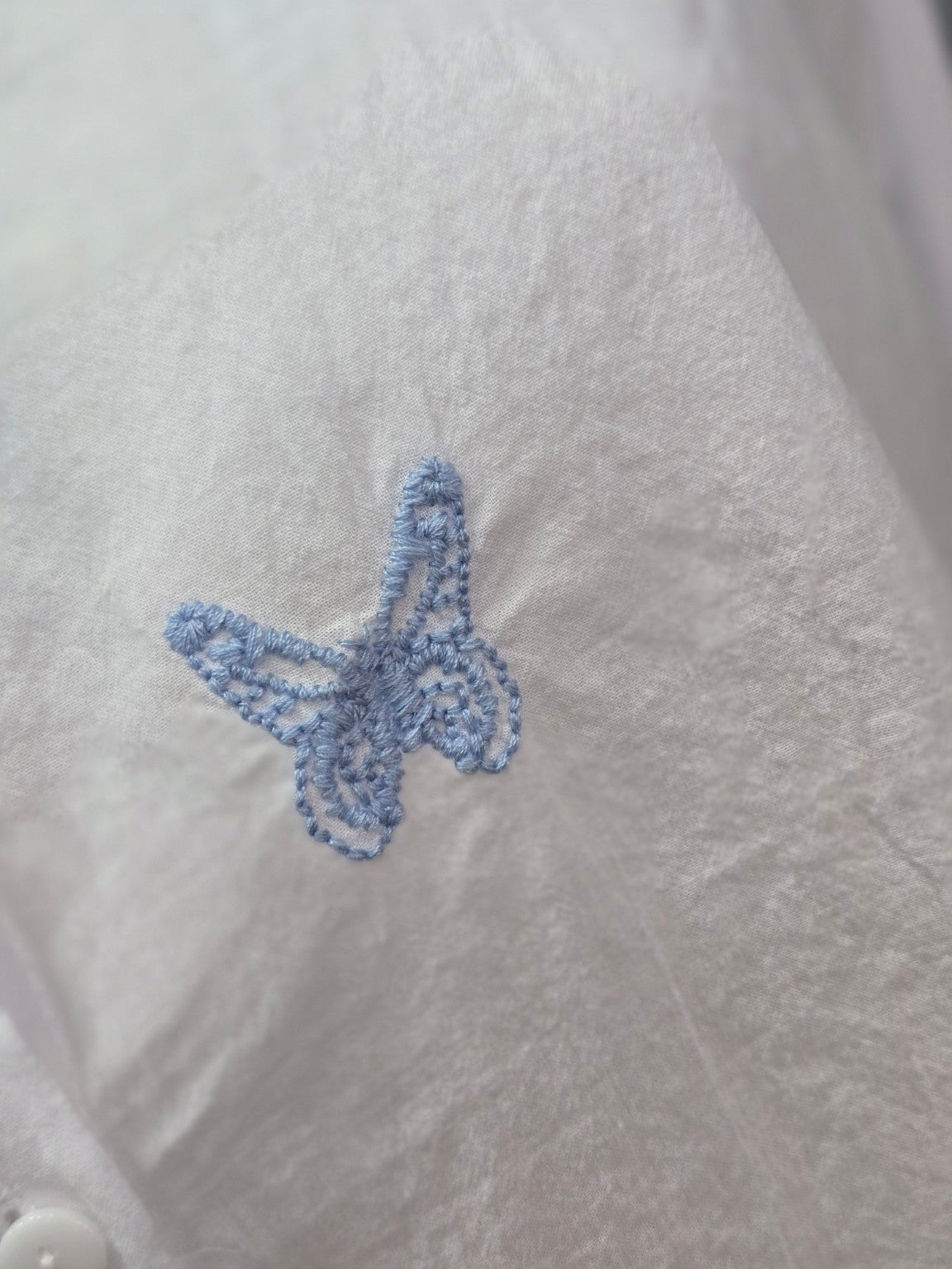 Weiße Damenbluse mit Stickerei – Schmetterlinge