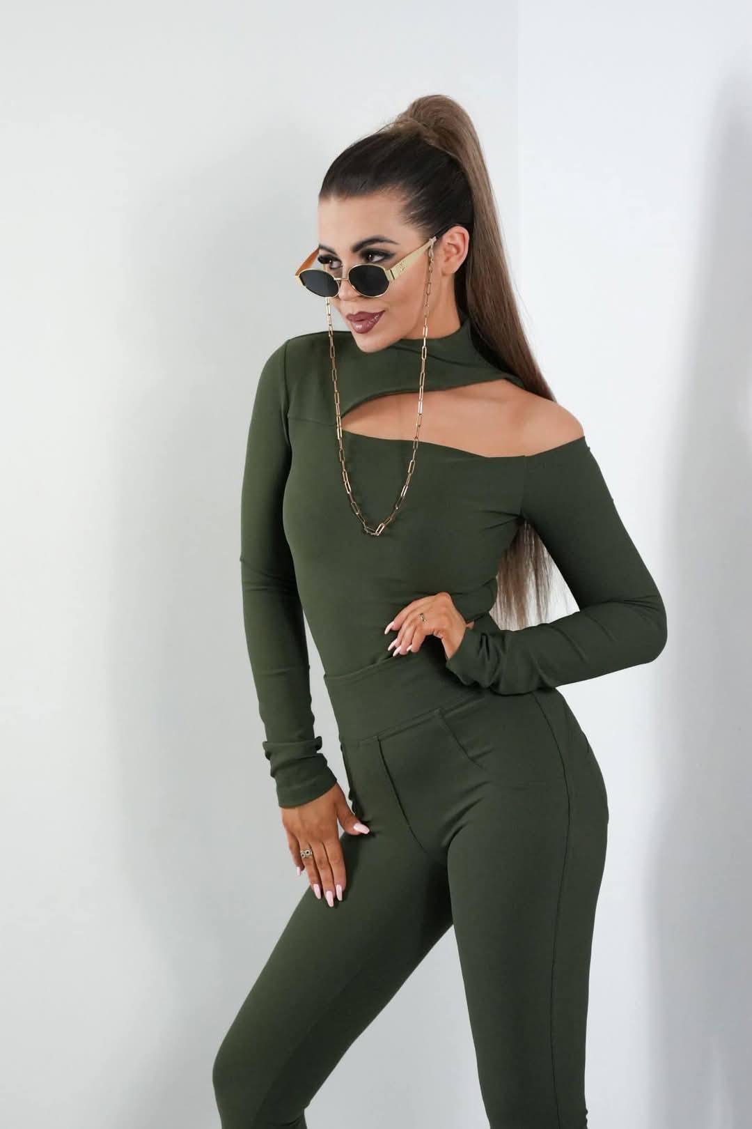 Tight-fitting ribbed top with stand-up collar and cut-out – by Mielczarkowski