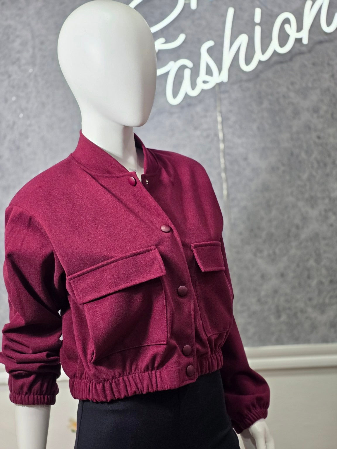 Kurze Damenjacke mit Druckknöpfen – Bordeaux / Schwarz