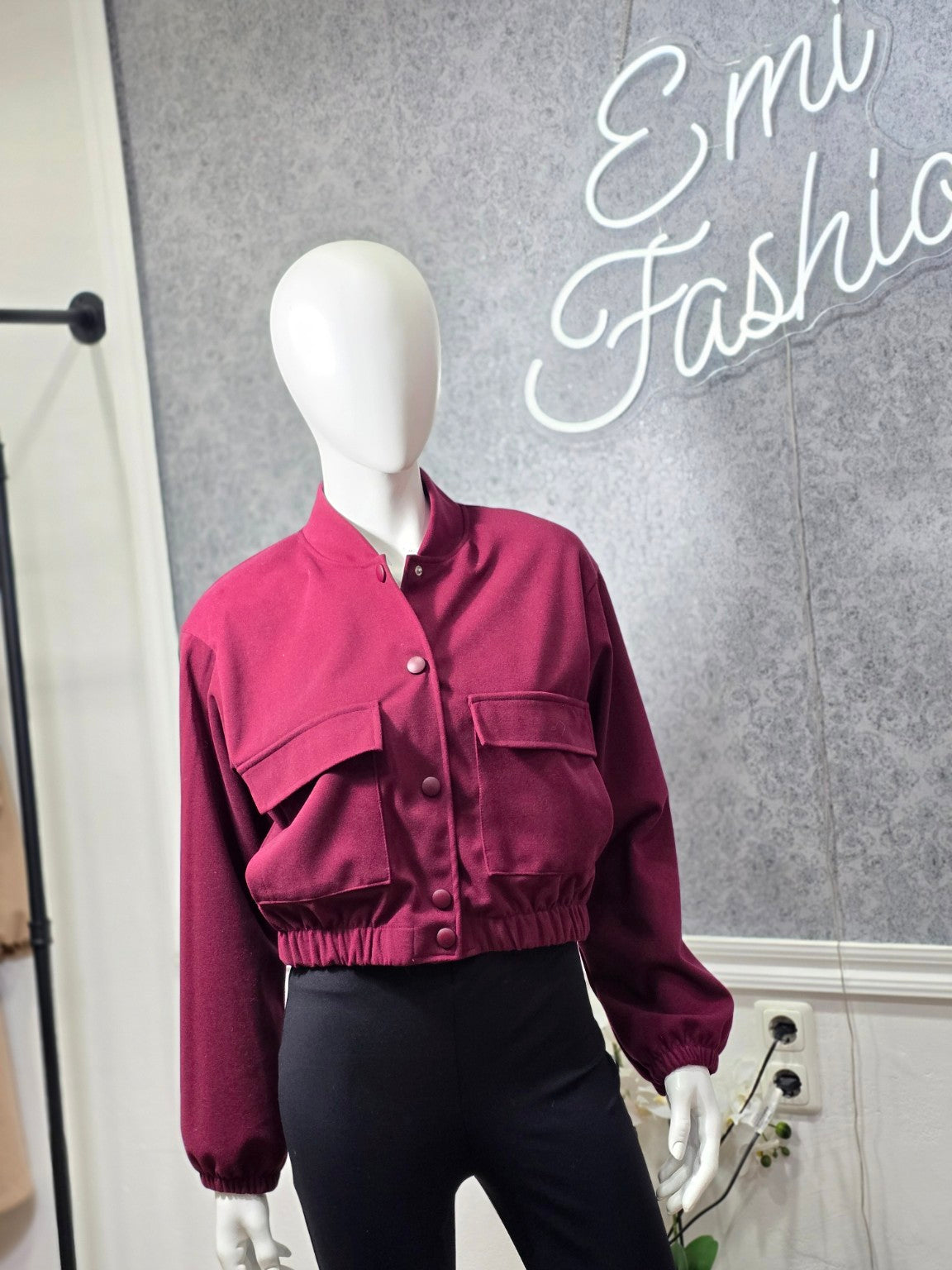 Kurze Damenjacke mit Druckknöpfen – Bordeaux / Schwarz