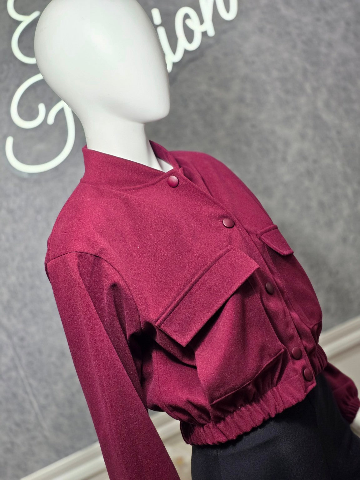 Kurze Damenjacke mit Druckknöpfen – Bordeaux / Schwarz