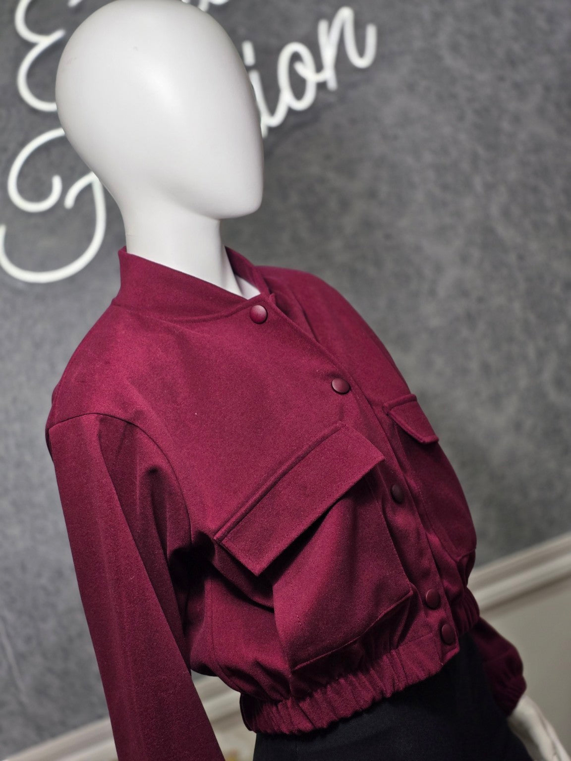 Kurze Damenjacke mit Druckknöpfen – Bordeaux / Schwarz