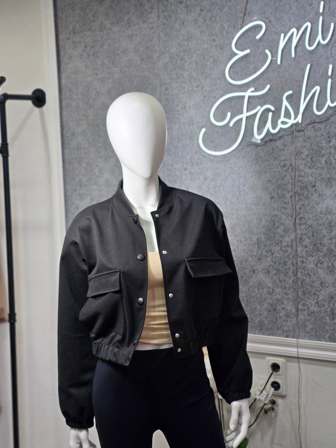 Kurze Damenjacke mit Druckknöpfen – Bordeaux / Schwarz