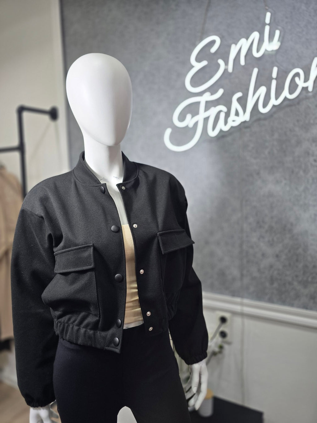 Kurze Damenjacke mit Druckknöpfen – Bordeaux / Schwarz