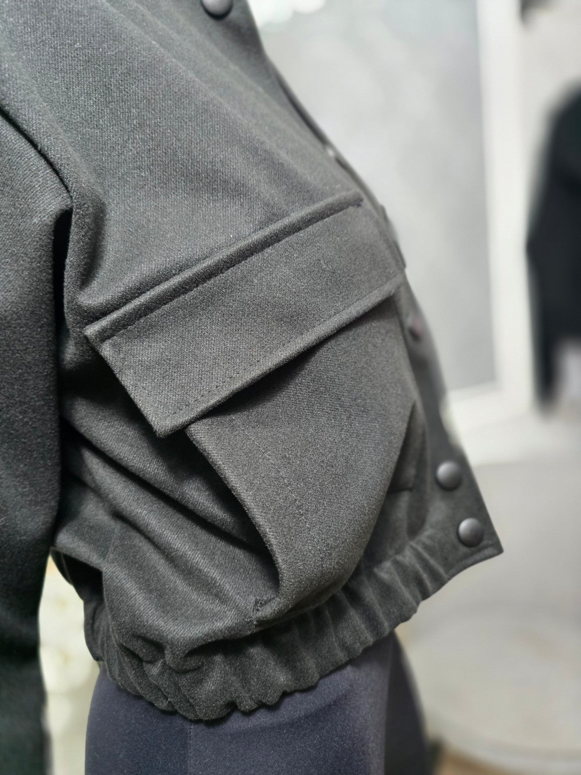 Kurze Damenjacke mit Druckknöpfen – Bordeaux / Schwarz