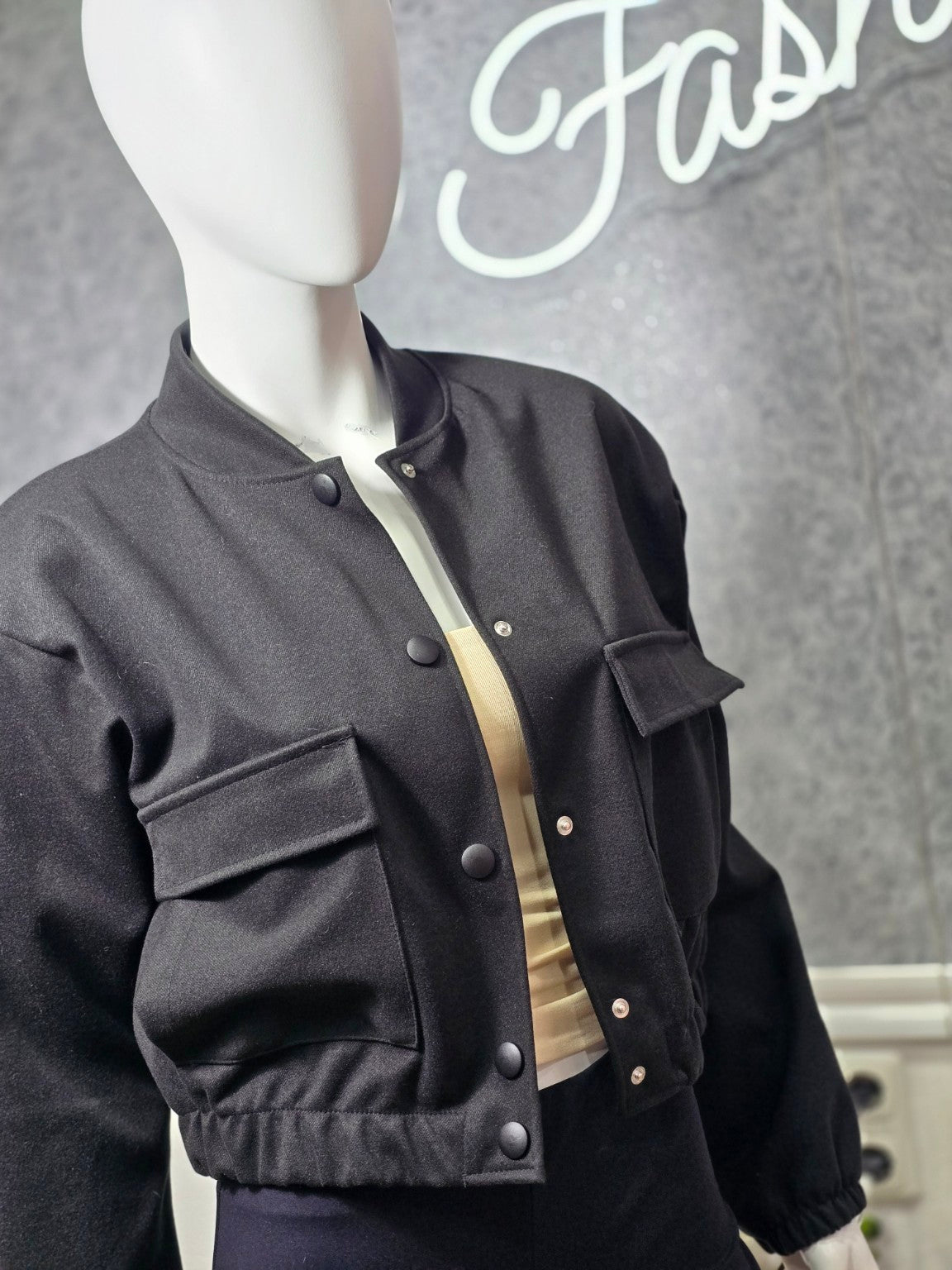 Kurze Damenjacke mit Druckknöpfen – Bordeaux / Schwarz