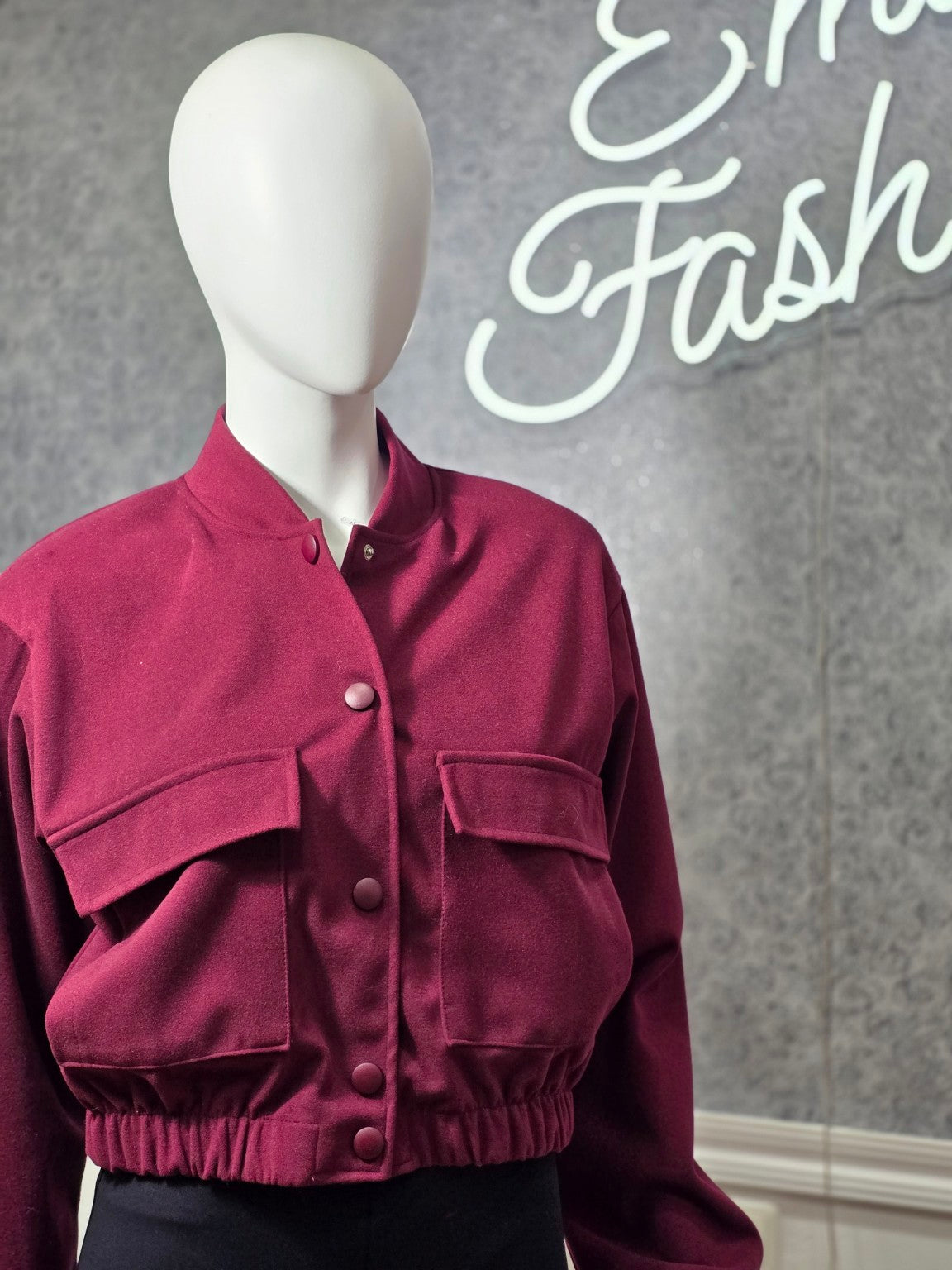 Kurze Damenjacke mit Druckknöpfen – Bordeaux / Schwarz