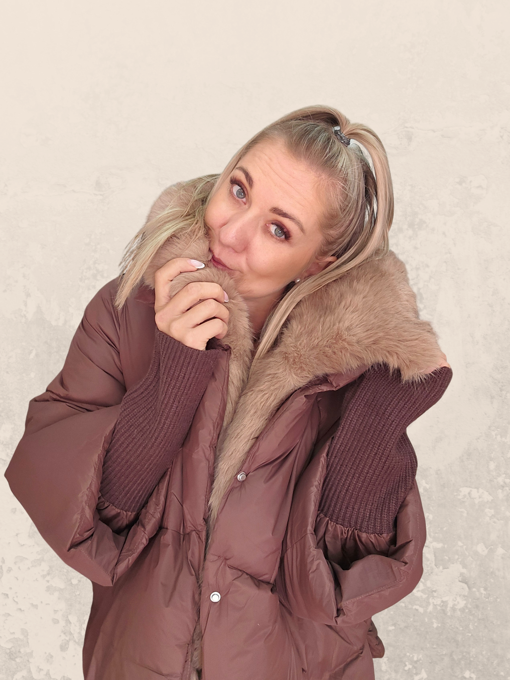 Steppjacke mit Kunstfell und Strickärmeln – Schokoladenbraun