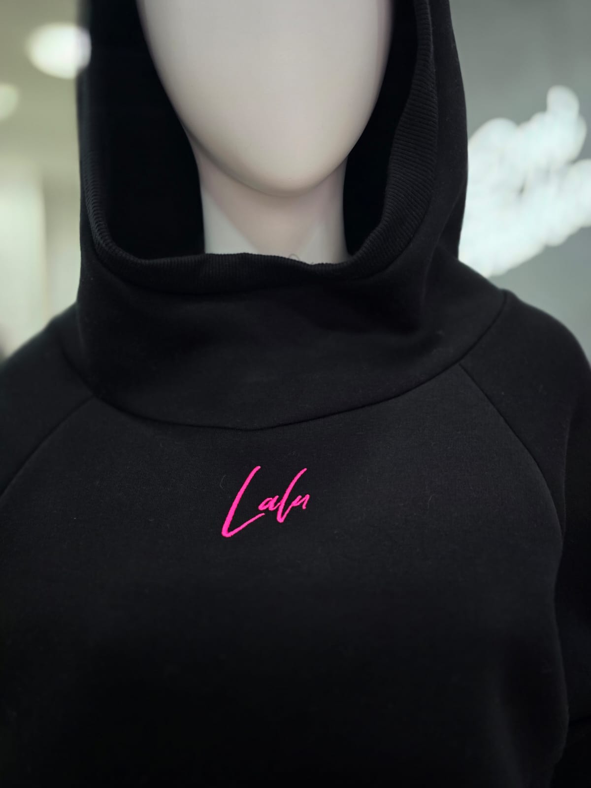 Schwarzer "Lala" Hoodie mit hohem Kragen