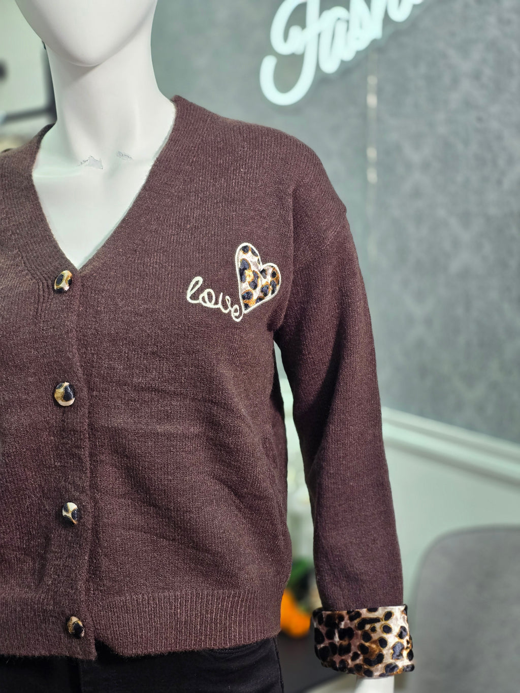 Strickjacke „Lovely“ mit Leoparden-Details – Schokoladenbraun