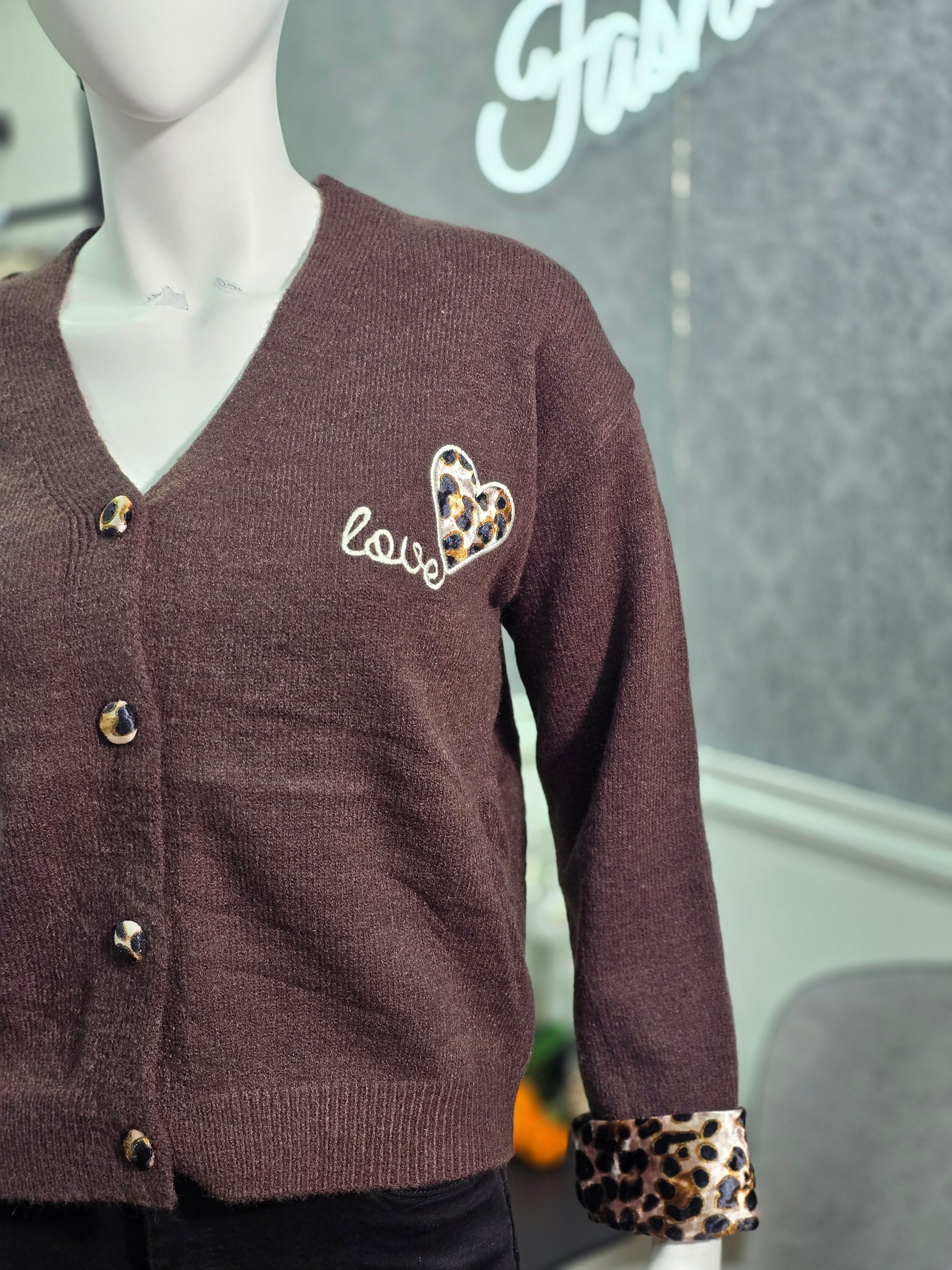 Strickjacke „Lovely“ mit Leoparden-Details – Schokoladenbraun