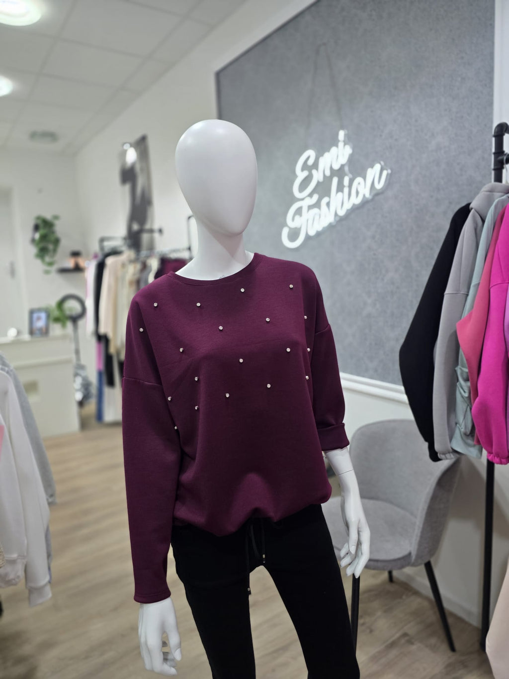 Elegantes Sweatshirt mit Strass-Applikationen