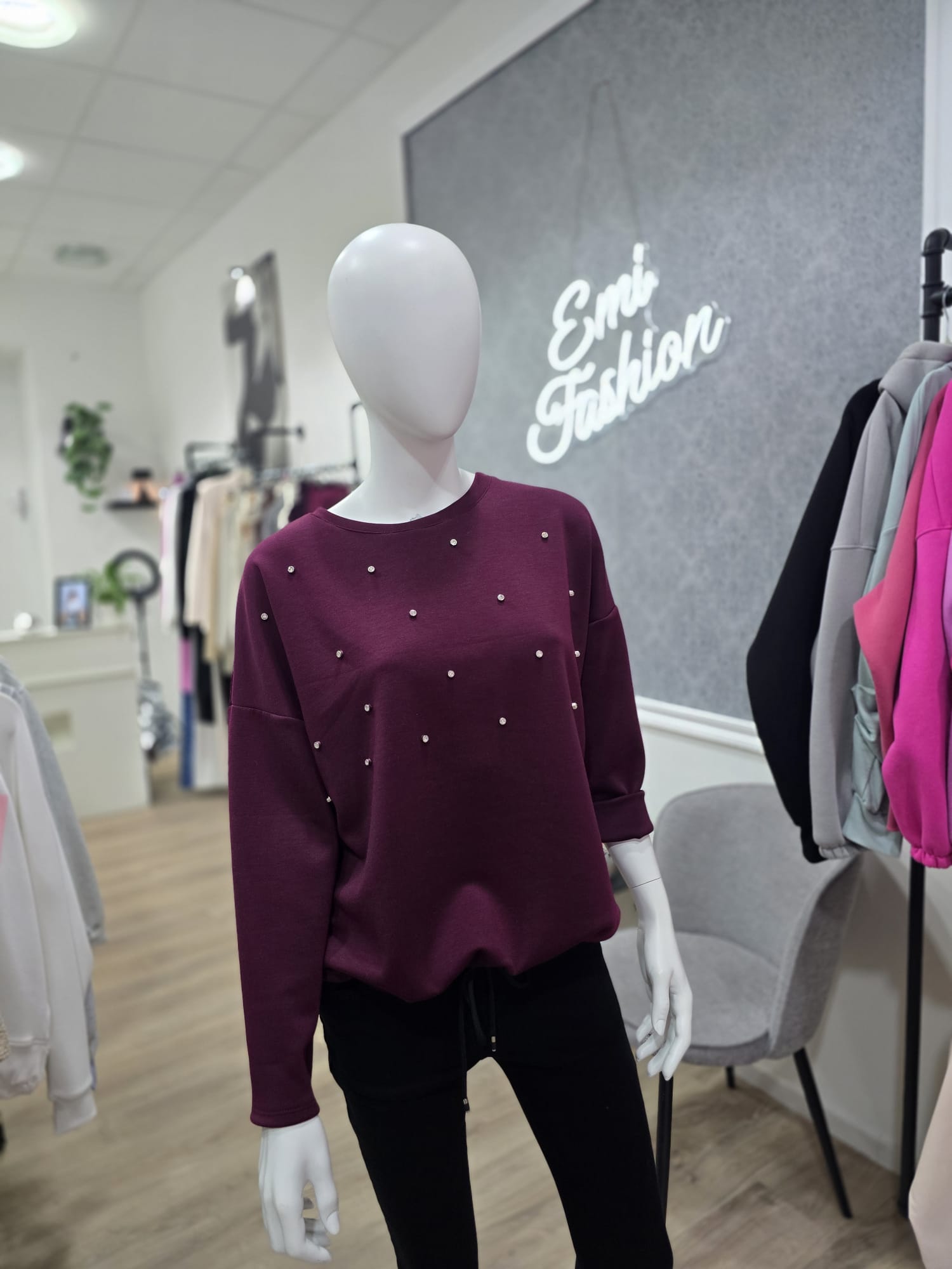 Elegantes Sweatshirt mit Strass-Applikationen
