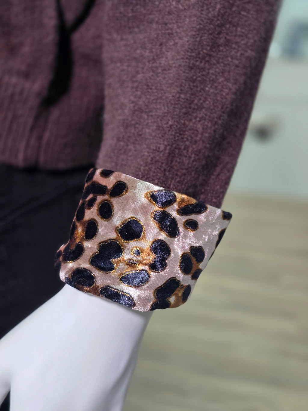 Strickjacke „Lovely“ mit Leoparden-Details – Schokoladenbraun