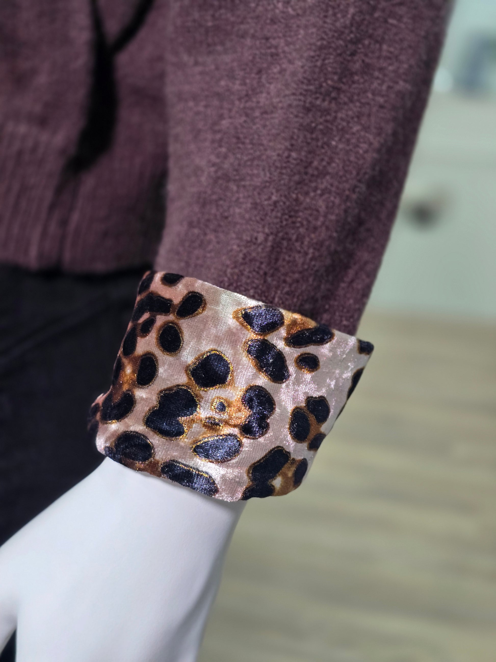 Strickjacke „Lovely“ mit Leoparden-Details – Schokoladenbraun