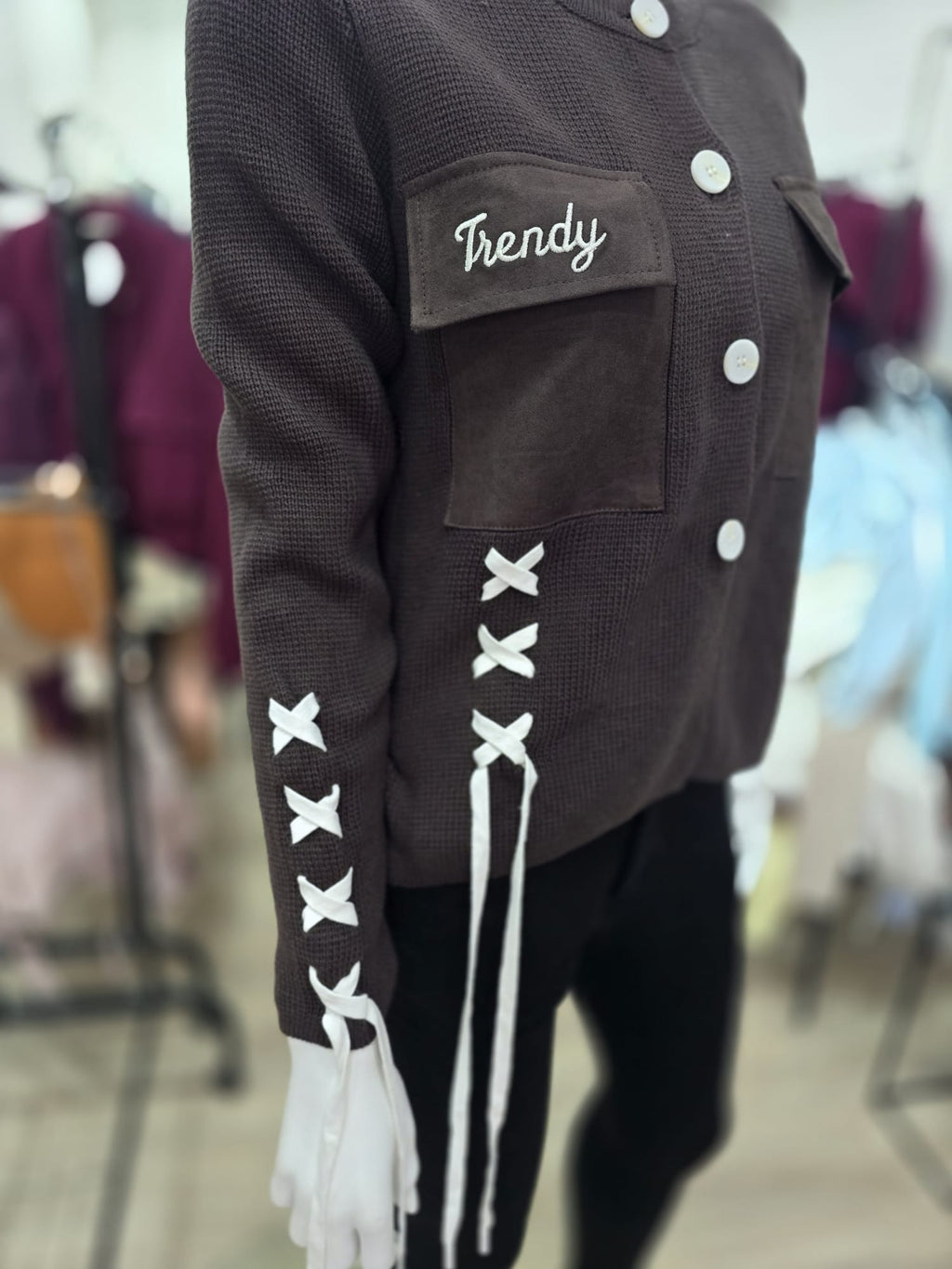 Kurze Strickjacke mit Schnür-Details in Braun