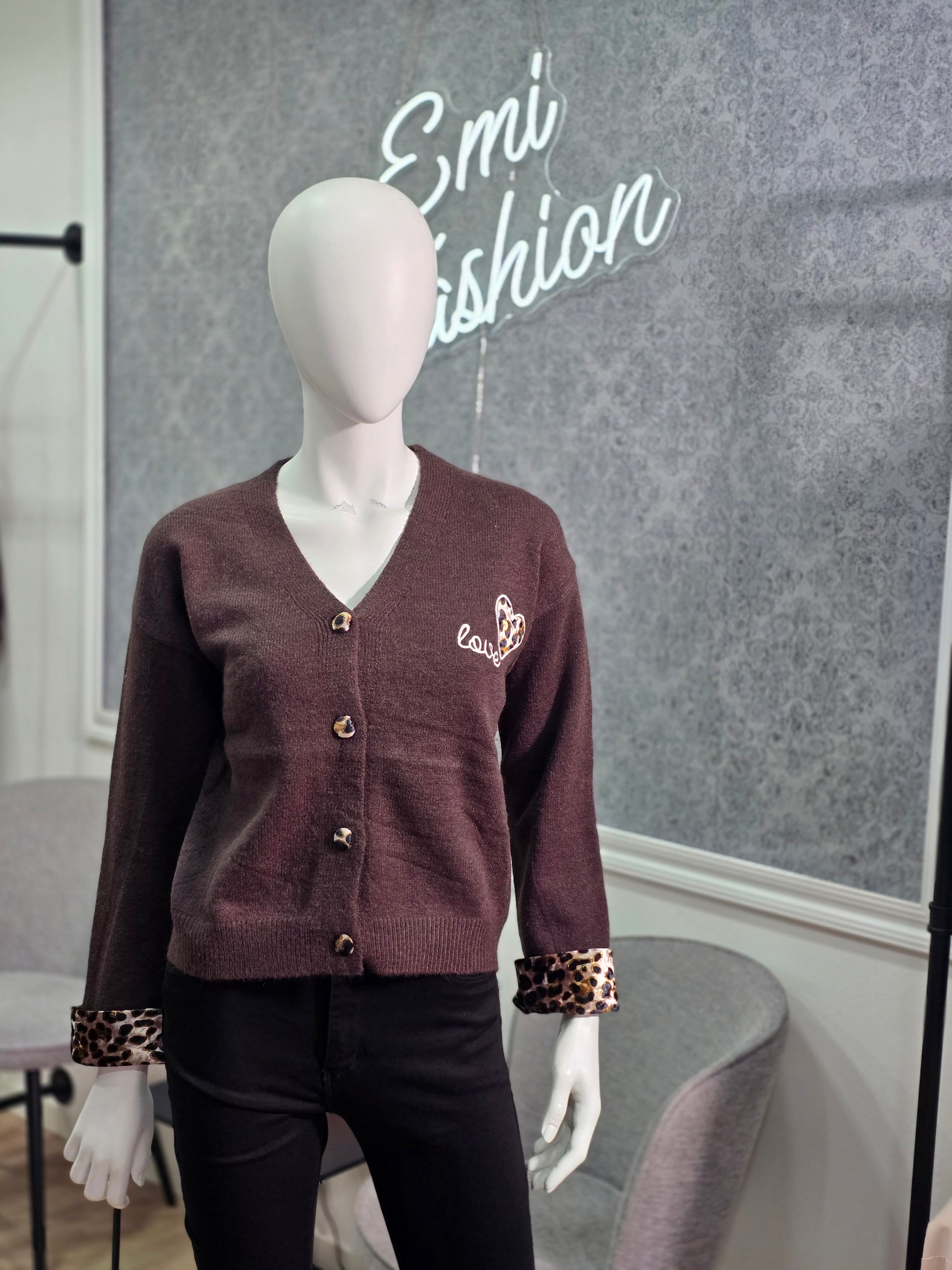 Strickjacke „Lovely“ mit Leoparden-Details – Schokoladenbraun