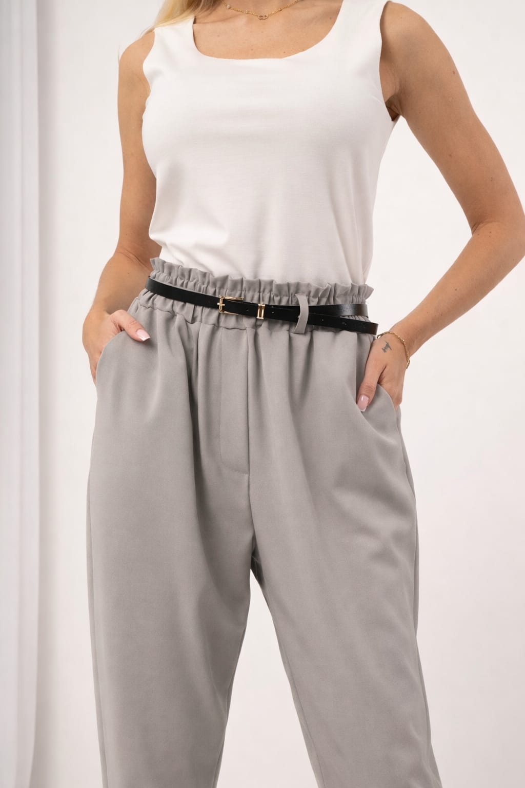 Stilvolle High-Waist Stoffhose in Hellgrau mit Paperbag-Bund