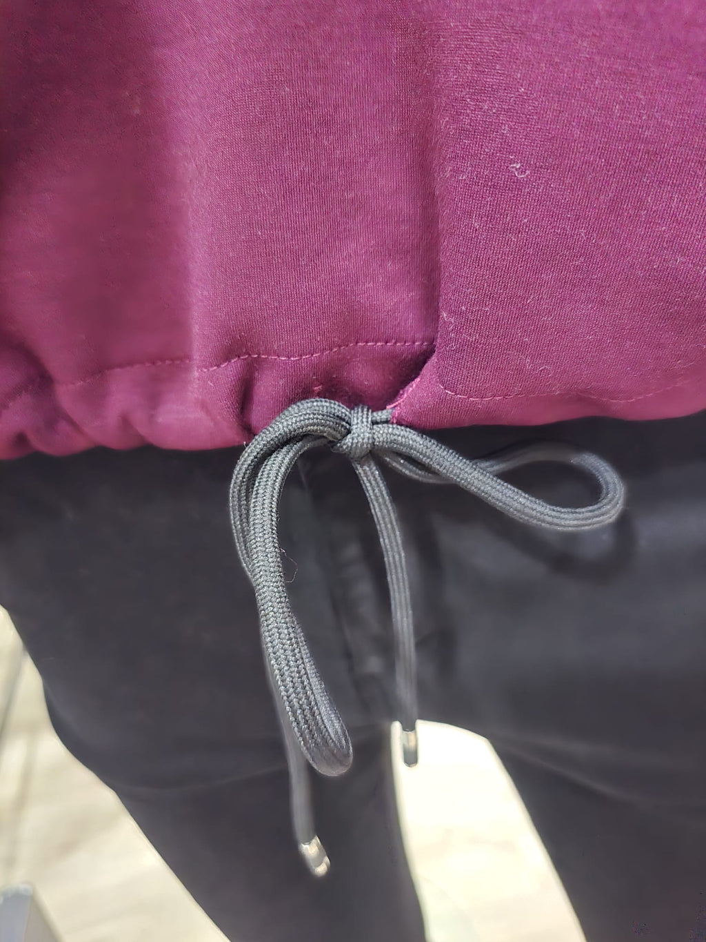 Elegantes Sweatshirt mit Strass-Applikationen