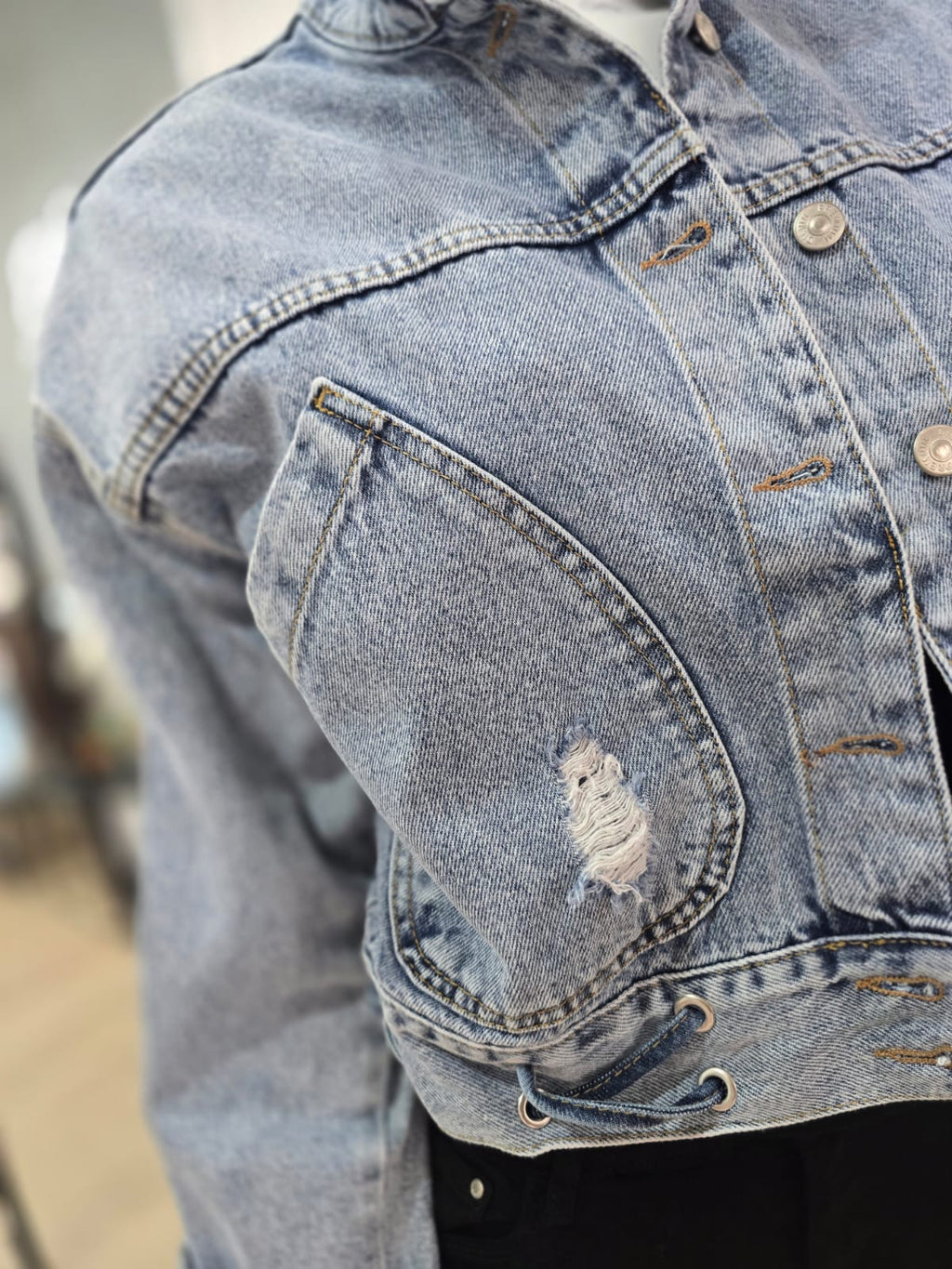 Kurze Cropped Jeansjacke mit Schnürung