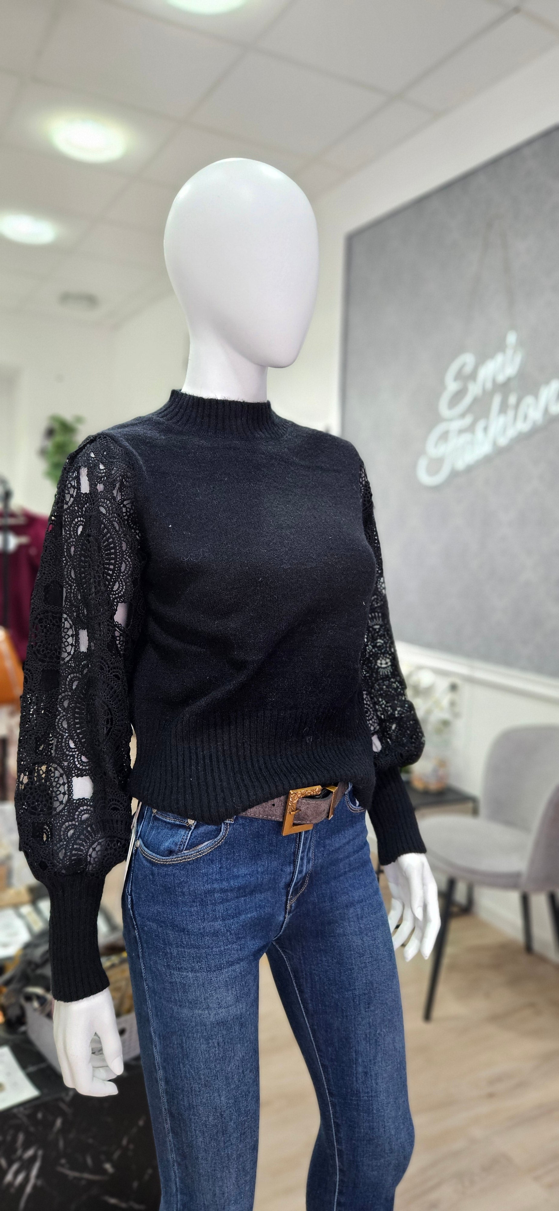 Eleganter Strickpullover mit Spitzen-Ärmeln