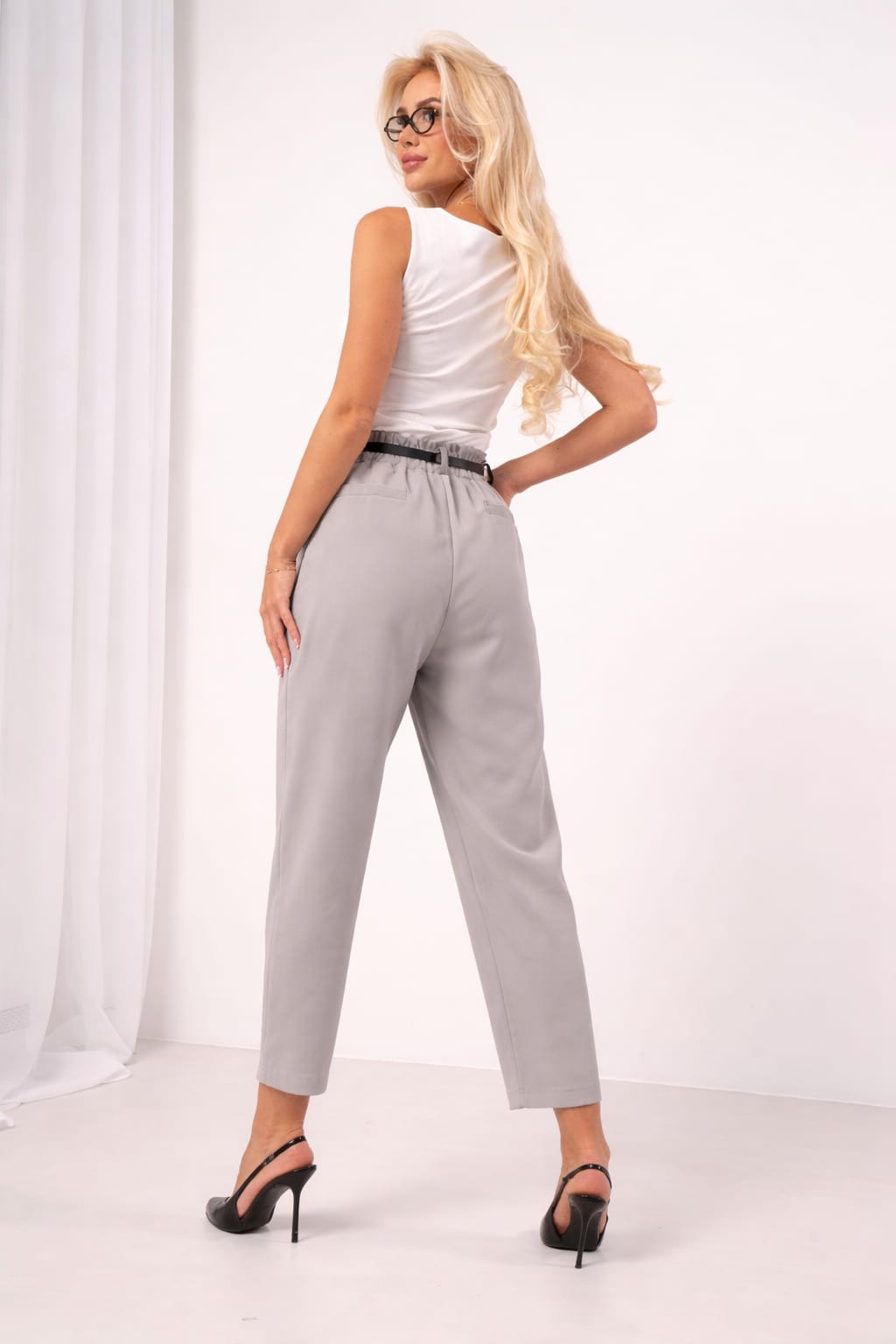 Stilvolle High-Waist Stoffhose in Hellgrau mit Paperbag-Bund