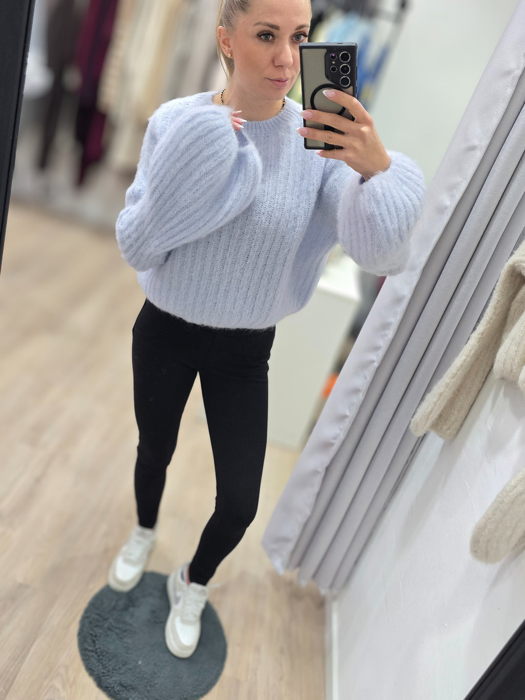 Flauschiger Pullover – Uni