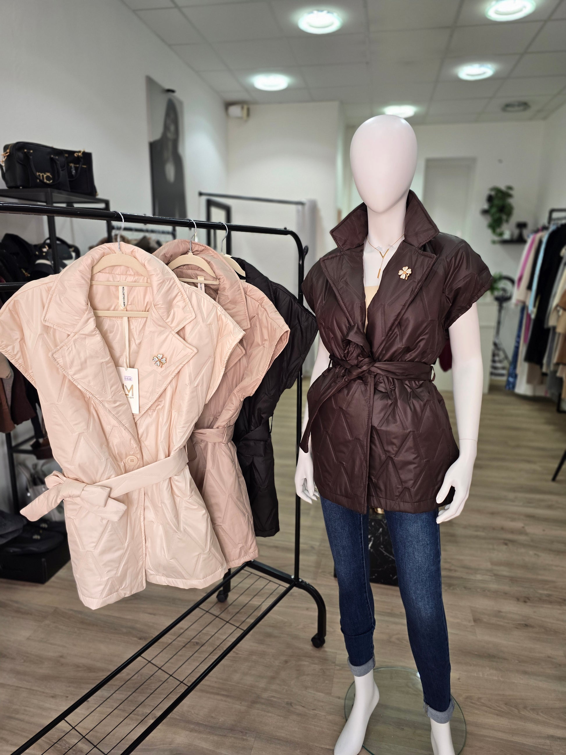 Elegante gesteppte Weste mit kurzem Ärmel & Bindegürtel