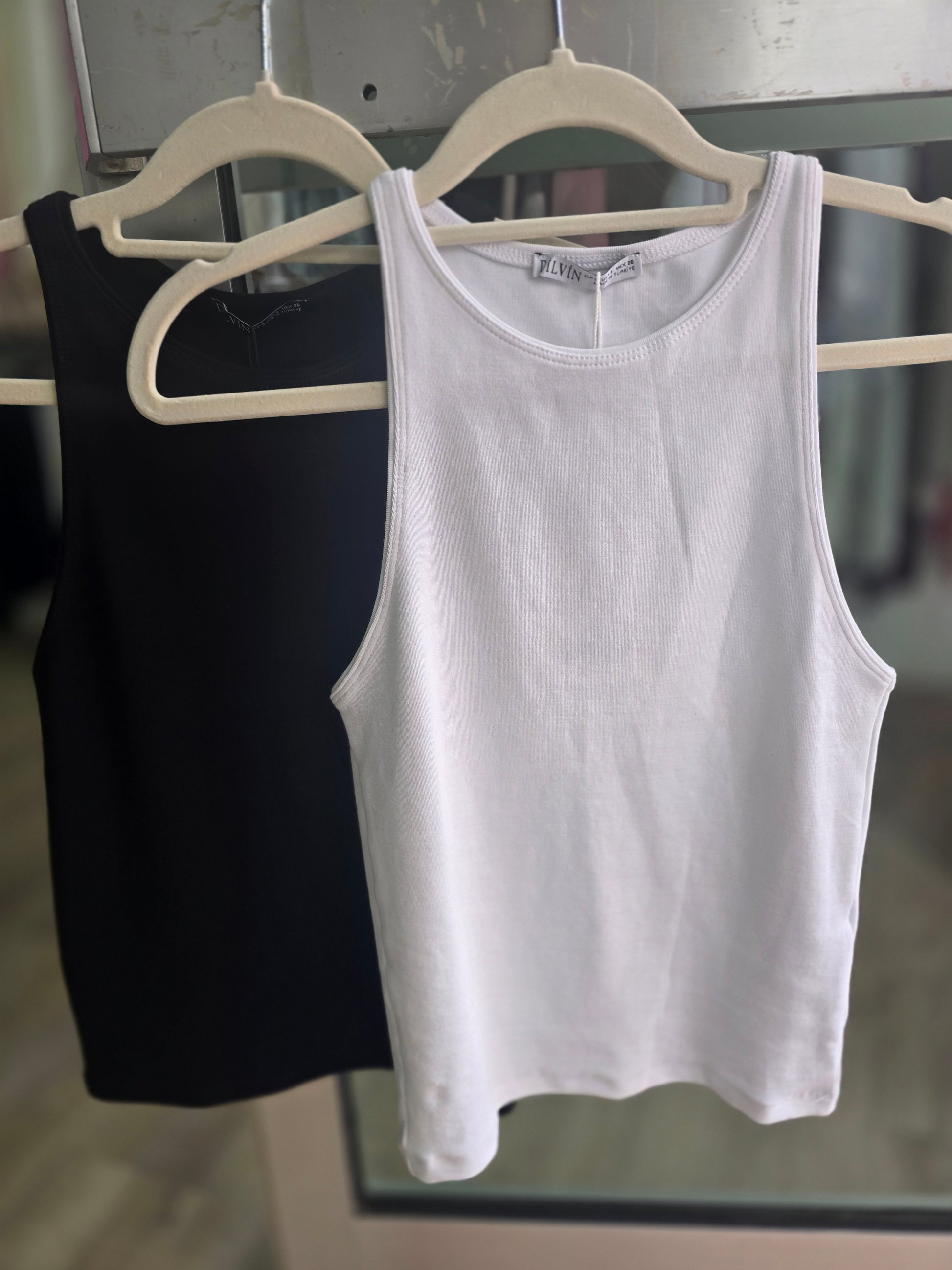Basic Tanktop – Schwarz & Weiß