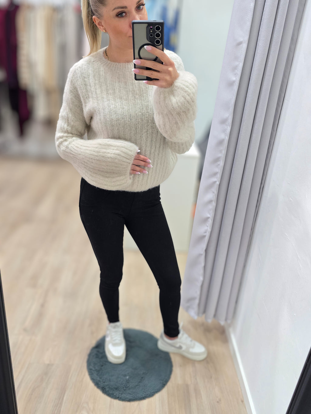 Flauschiger Pullover – Uni