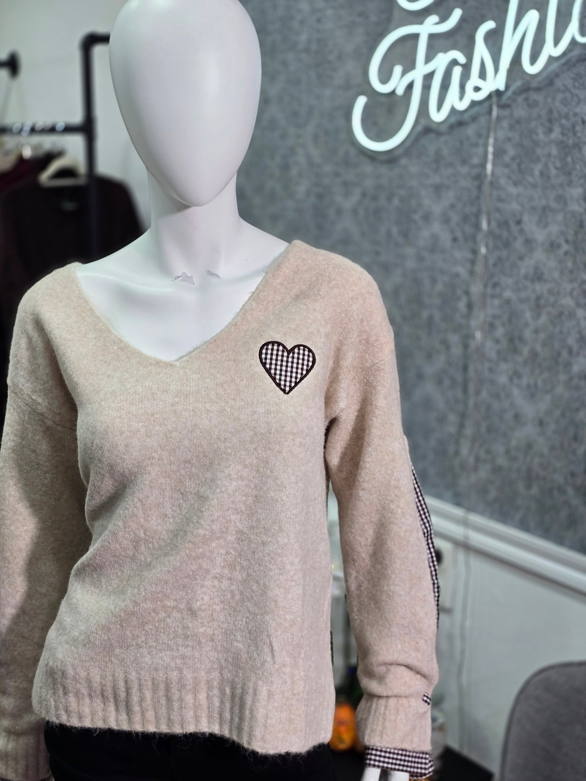 Pullover mit Herz-Applikation und Karodetails – Beige oder Schokoladenbraun