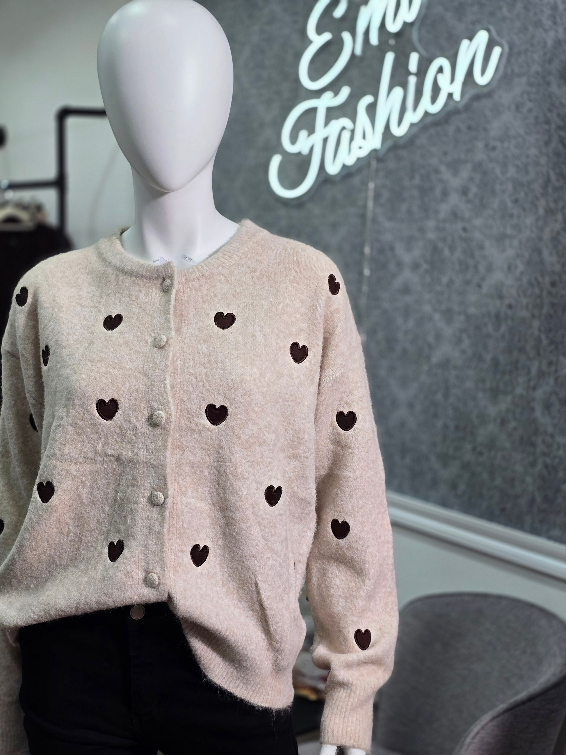 Strickjacke mit Herzmuster – Beige oder Schokoladenbraun