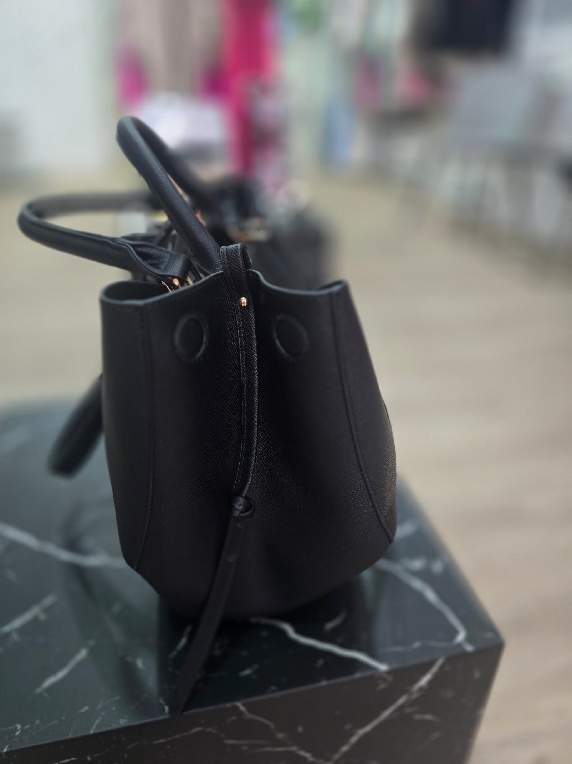 Klassische schwarze Shopper-Tasche mit Innentasche