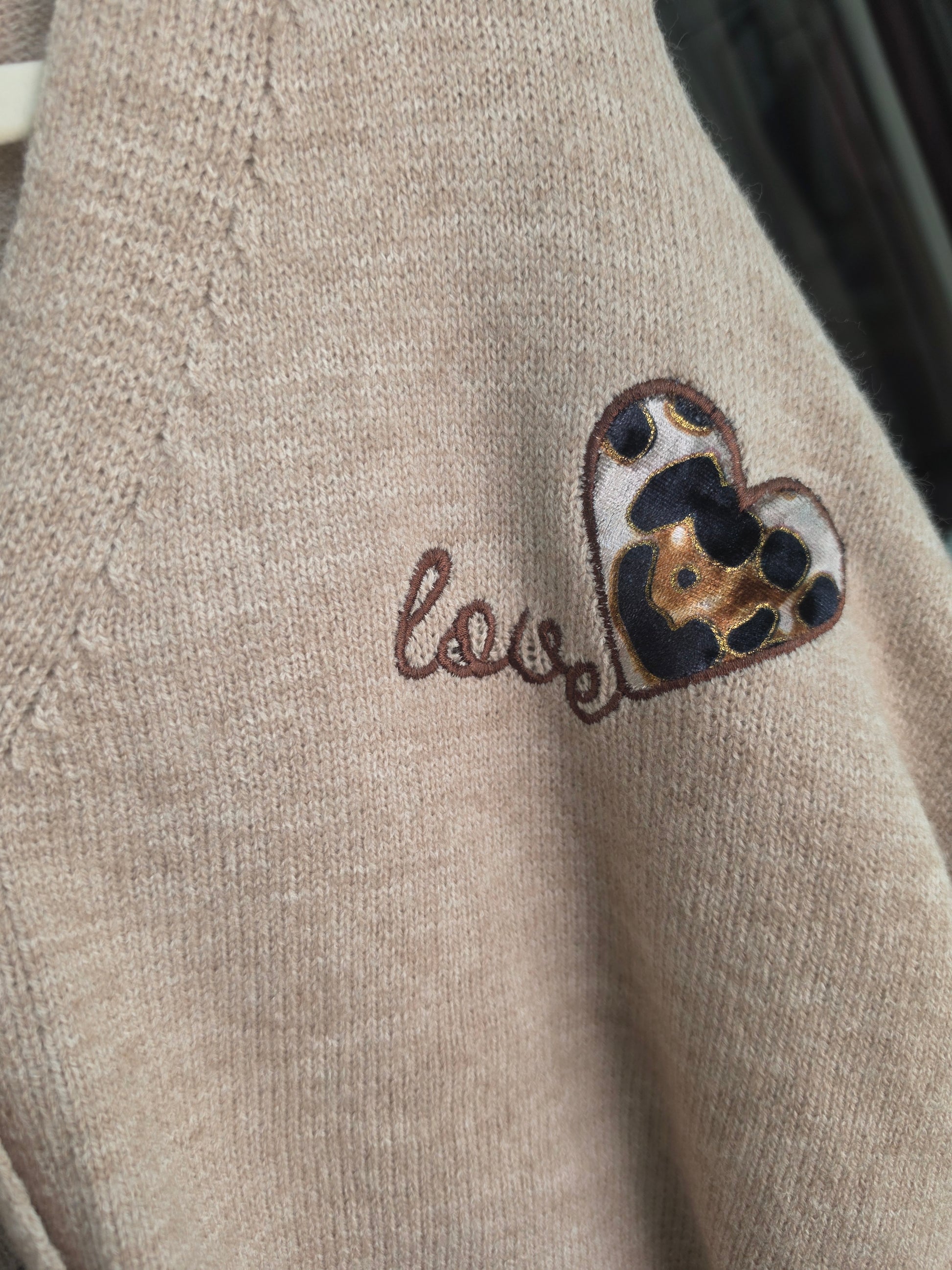 Strickjacke „Lovely“ mit Leoparden-Details – Schokoladenbraun