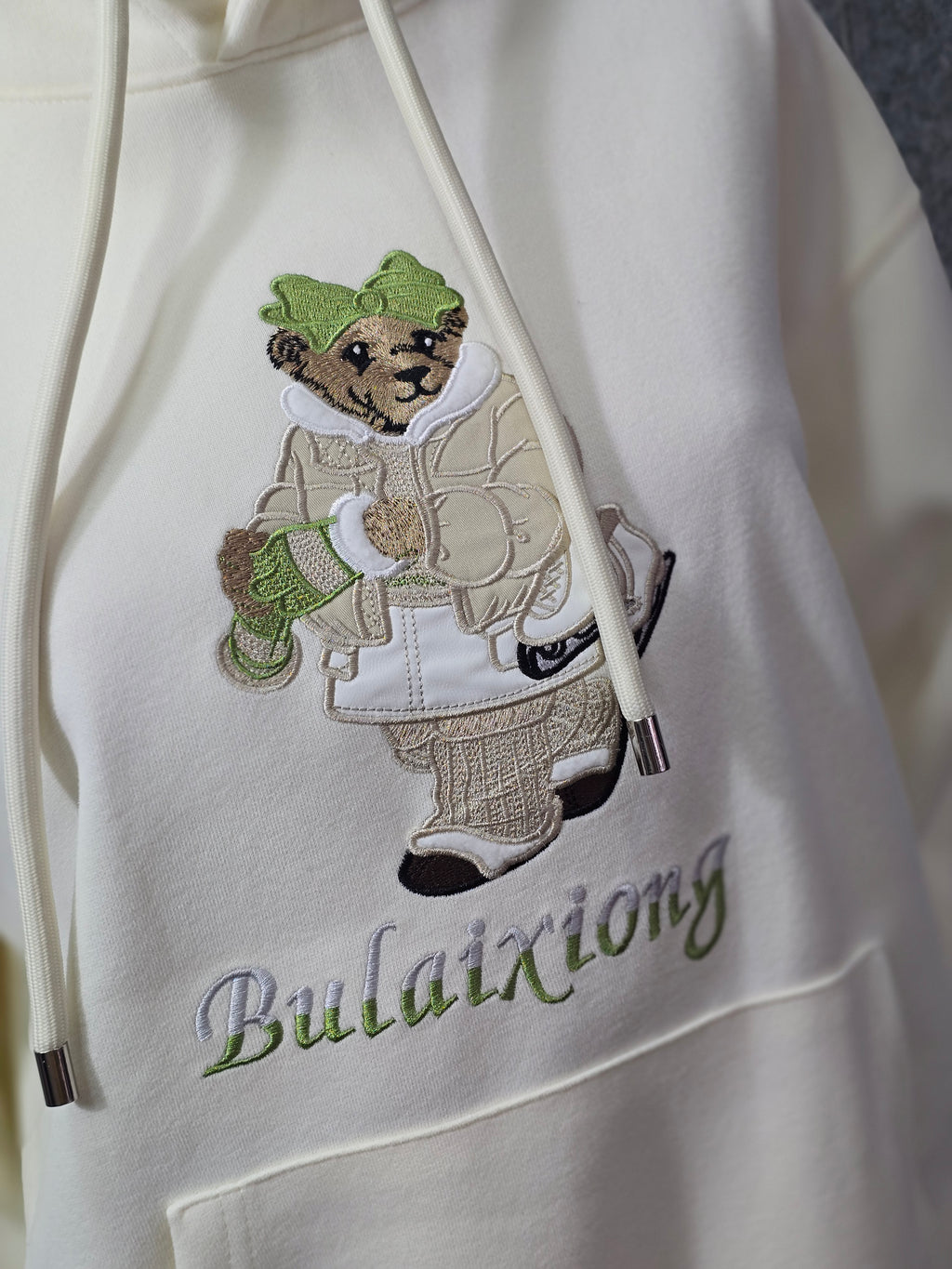 Oversize Hoodie mit Teddy-Stickerei