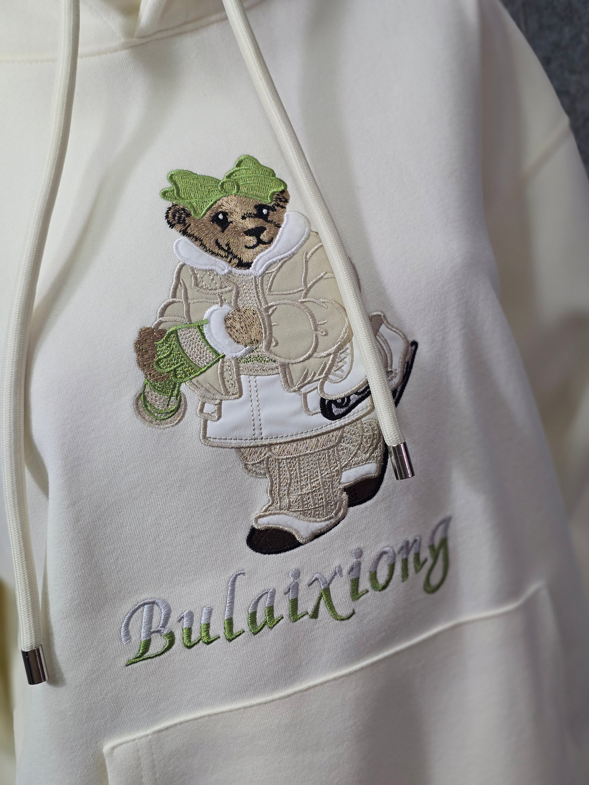 Oversize Hoodie mit Teddy-Stickerei