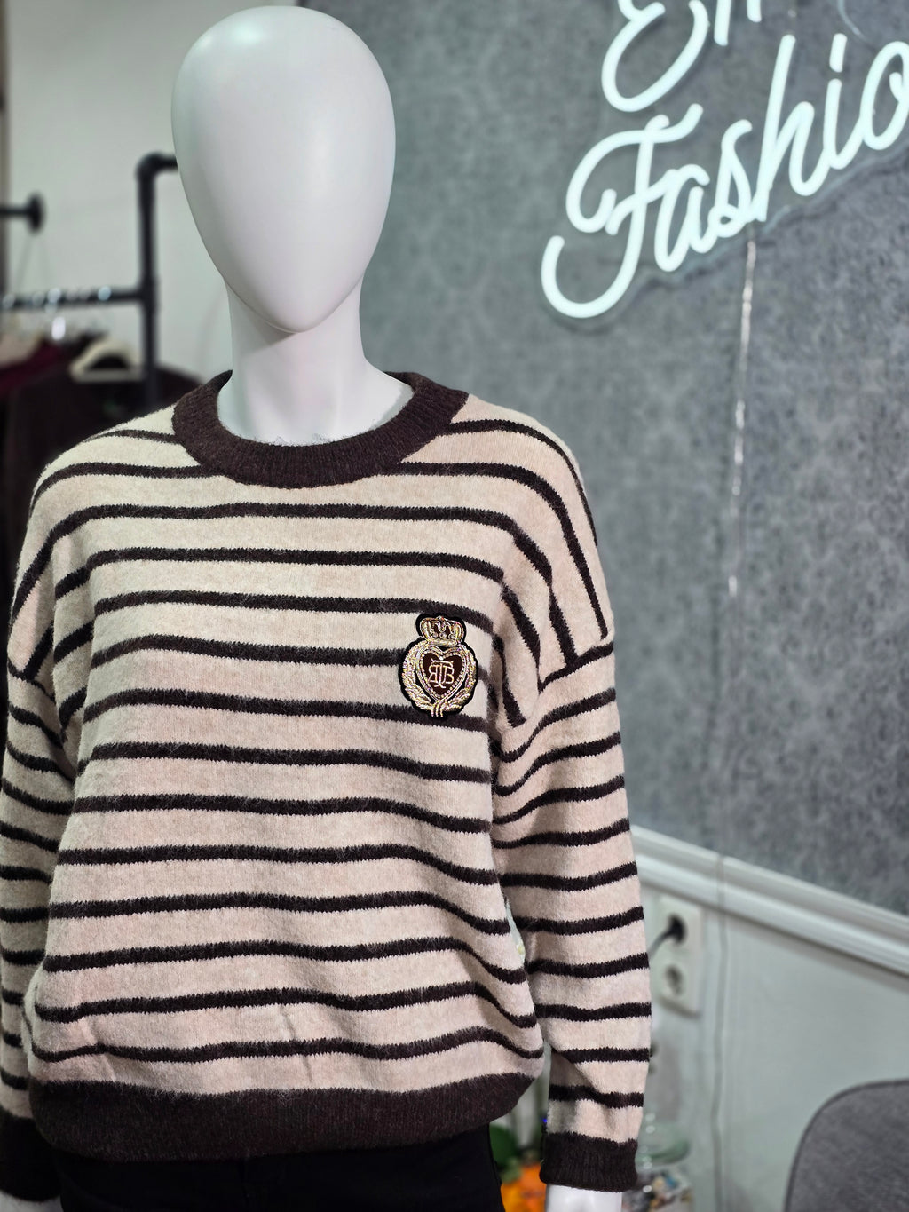 Gestreifter Pullover mit Emblem – Beige und Schokoladenbraun