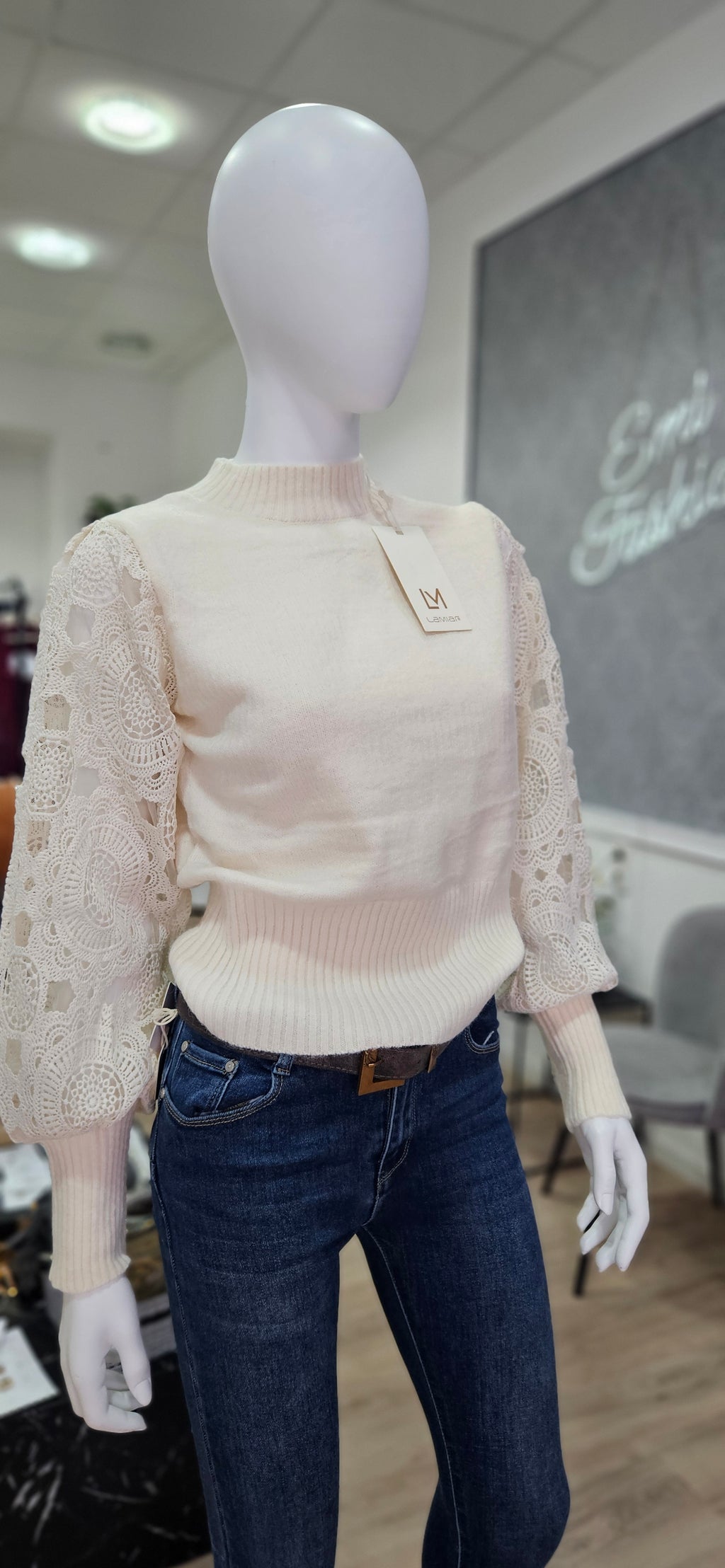 Eleganter Strickpullover mit Spitzen-Ärmeln