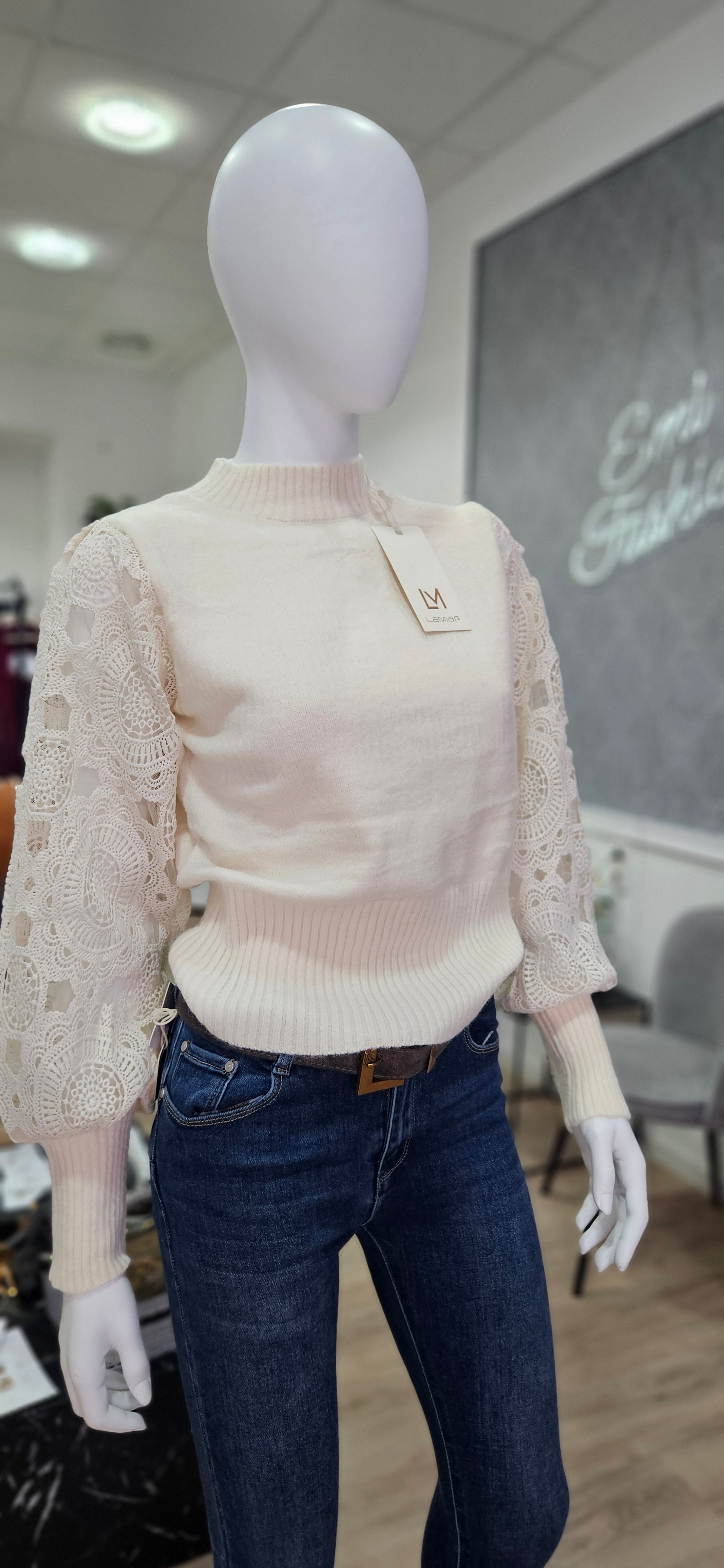 Eleganter Strickpullover mit Spitzen-Ärmeln