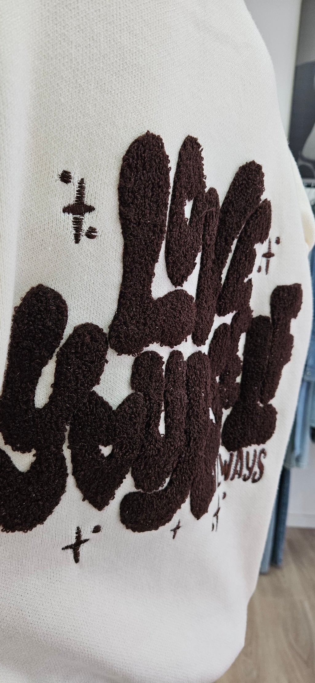 Kuscheliger Statement-Pullover "Love Always" in Creme-Weiß