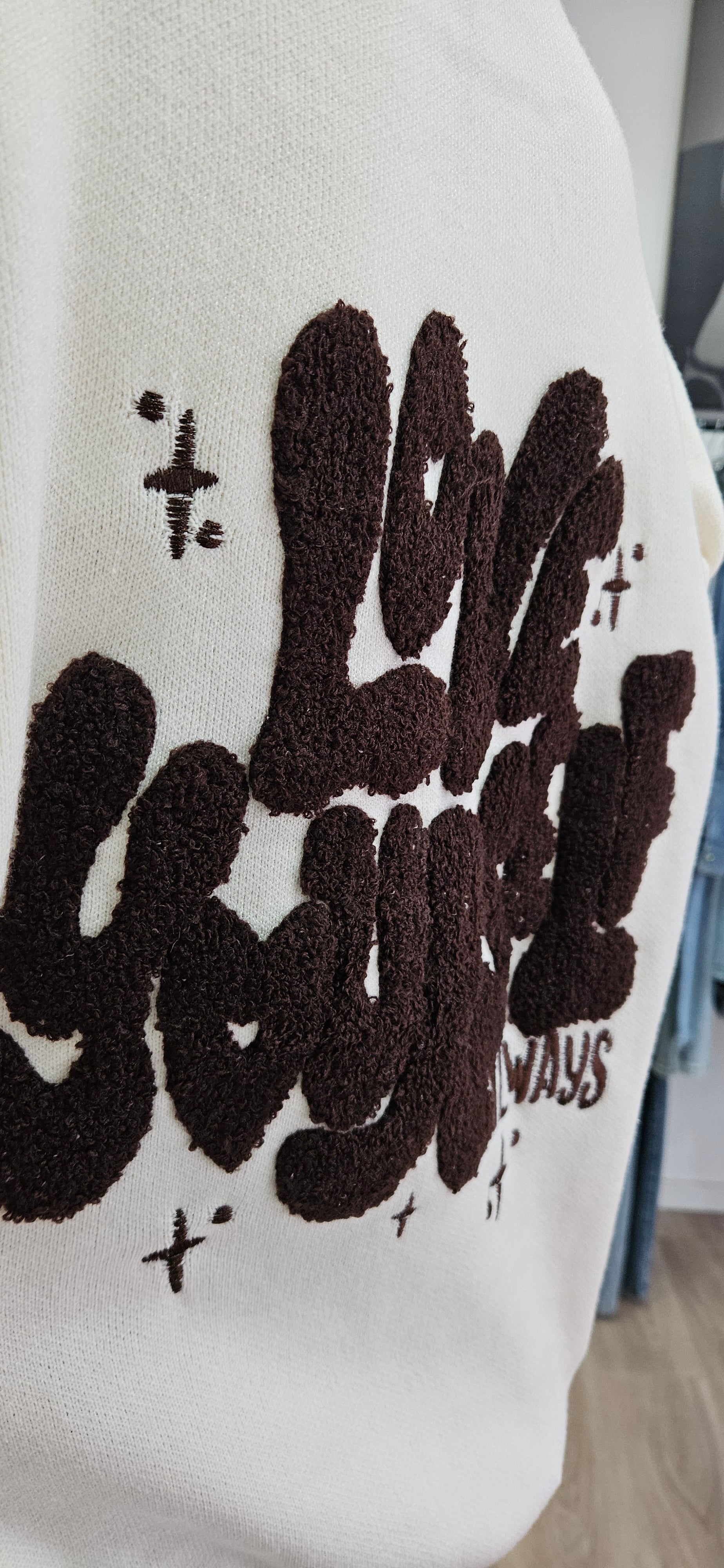 Kuscheliger Statement-Pullover "Love Always" in Creme-Weiß