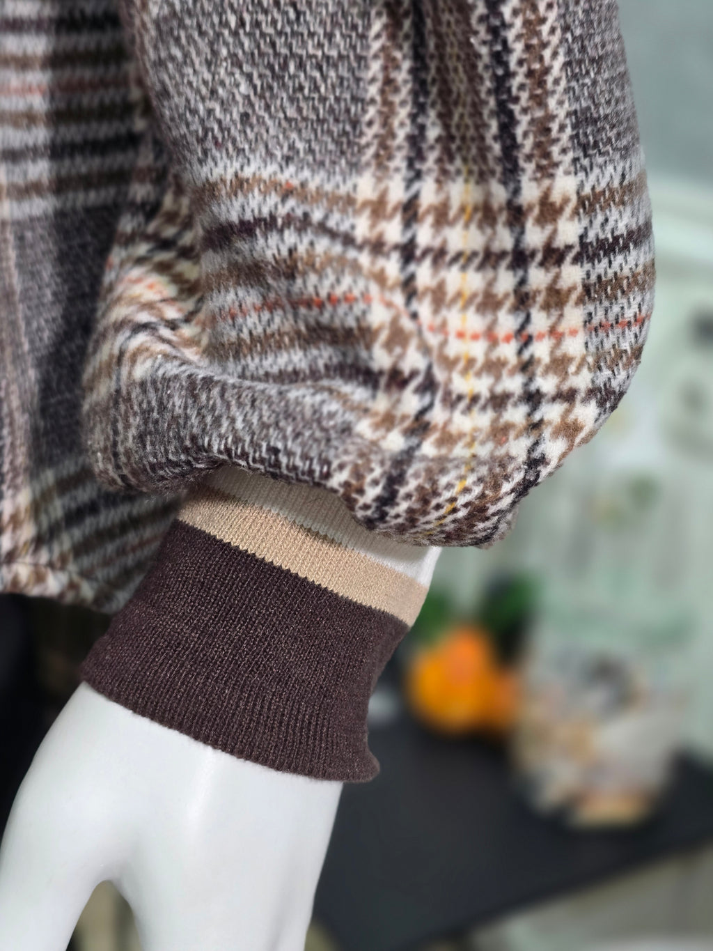 Karierte Hemdbluse mit Libellen-Brosche – Braun-Beige