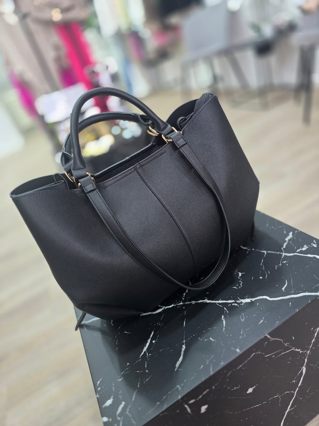 Klassische schwarze Shopper-Tasche mit Innentasche