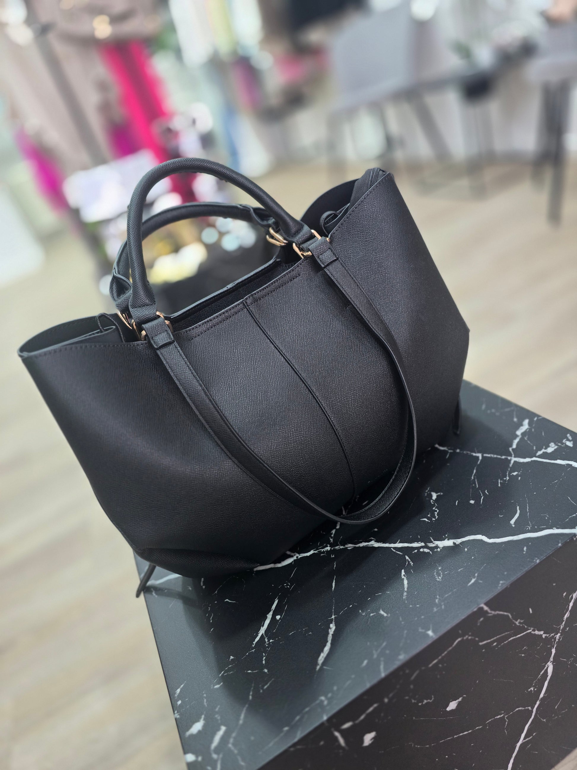 Klassische schwarze Shopper-Tasche mit Innentasche