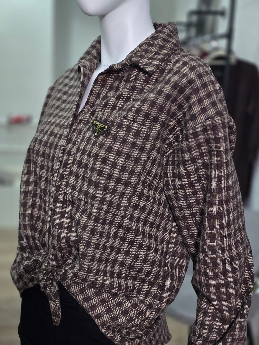 Karierte Hemdbluse mit „Paris Milano“-Applikation – Braun-Beige